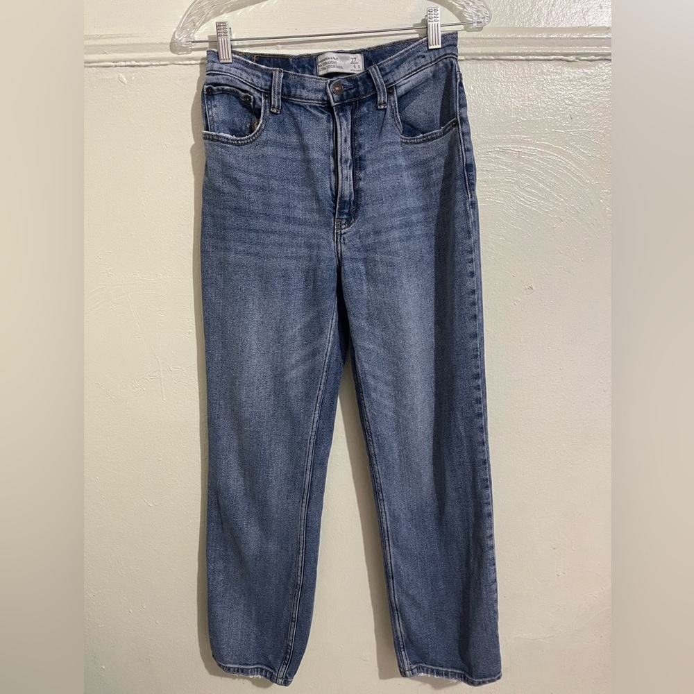 Abercrombie & Fitch 90s Classic Blue Straight Jeans with Ultra High Rise Waist.